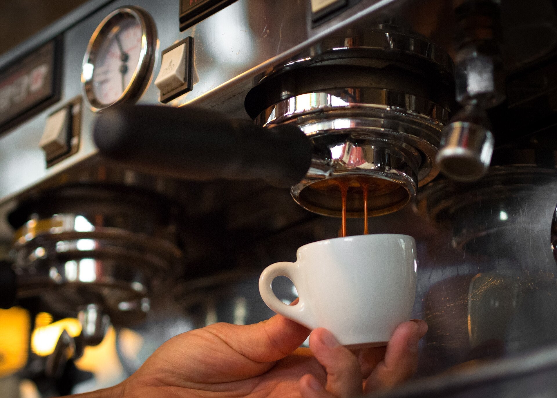 Espresso shot from a naked portafilter